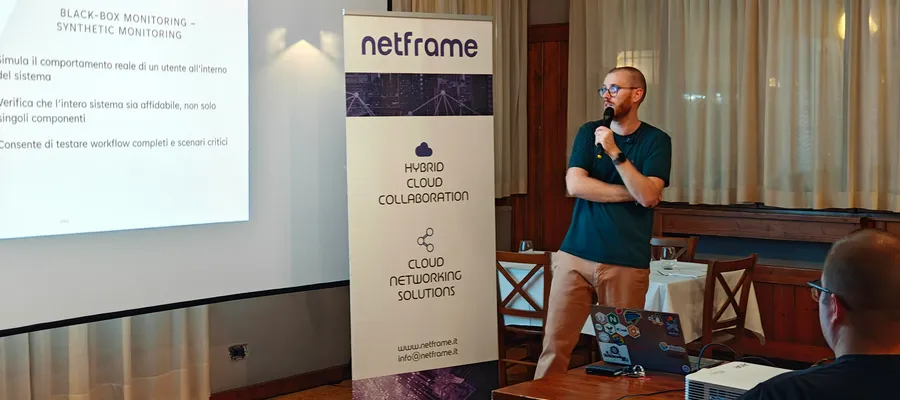 Uno speaker presenta durante un meetup di Modena Fullstack, con partecipanti in sala